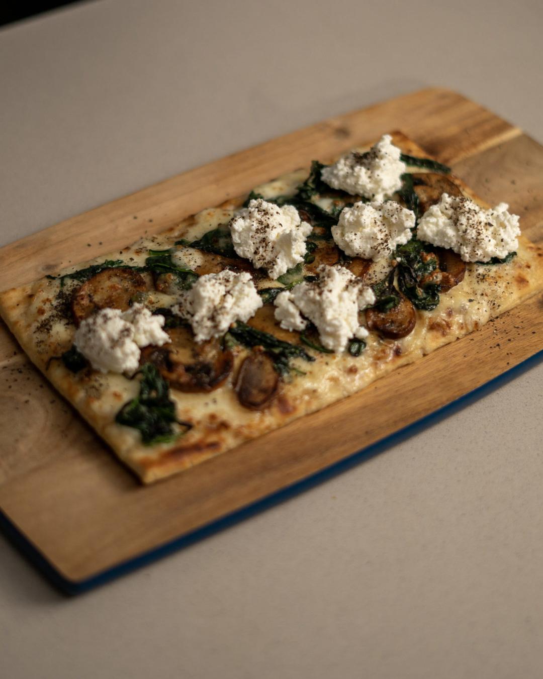 White pizza with spinach & mushroom